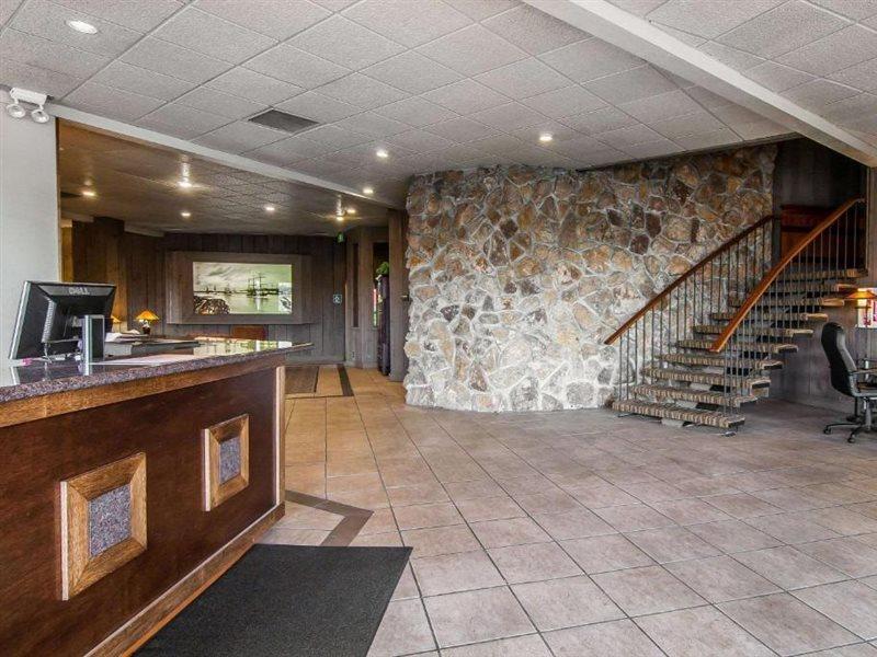 Quality Inn & Suites At Coos Bay Северен Бенд Екстериор снимка